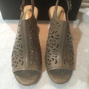 NEW-Tahari Wheat Leather Sandals Sz 10